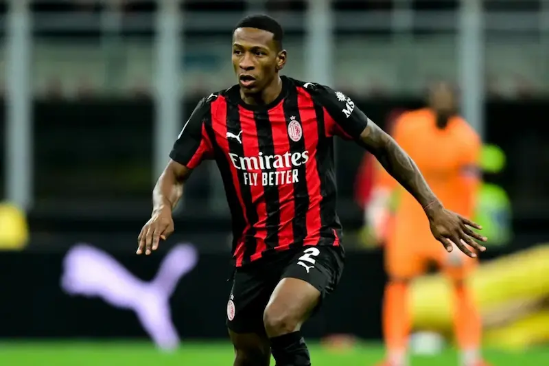 Pervis Estupiñán con la camiseta del AC Milan durante un partido de la Serie A italiana.