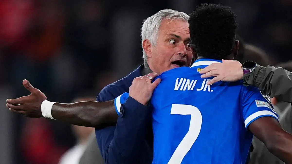 ¿OTRA VEZ LO MISMO? Escándalo y protocolo antirracismo en el partido del Madrid 1 José Mourinho increpa a Vinícius Júnior en un momento de tensión durante el partido entre Benfica y Real Madrid por Champions League donde se activo el protocolo antirracismo.