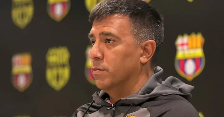 César Farías explica por qué Barcelona SC no postergó partidos y cómo el ritmo de competencia será clave para vencer a Emelec en el Clásico.
