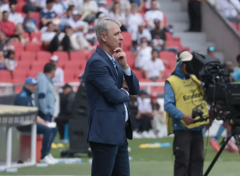 Tiago Nunes tras la caída en Casa Blanca: "El único responsable de la derrota soy yo" 23 Tiago Nunes, entrenador de Liga de Quito, durante el partido contra Macará en el Estadio Rodrigo Paz Delgado.