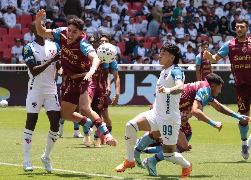 Jugadores de Liga de Quito y Macará, durante el partido por LigaPro, el 1 de marzo de 2026.