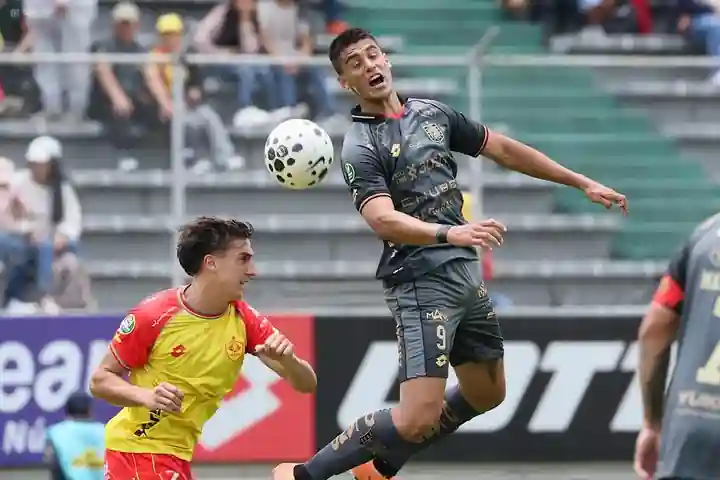El Expreso Austral silencia el Gonzalo Pozo: Deportivo Cuenca sorprende a Aucas 1 Aucas vs Deportivo Cuenca por la LigaPro. (API)