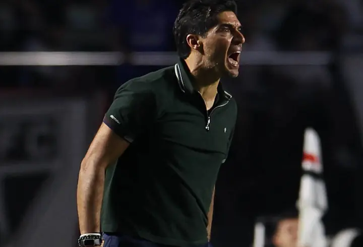 Abel Ferreira recibió roja directa en el Clásico Paulista tras insultar a Anderson Daronco. Palmeiras perdió 0-1 ante São Paulo en un duelo polémico.