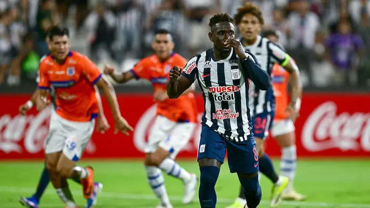 Eryc Castillo celebrando su primer gol con Alianza Lima ante Juan Pablo II en Matute.