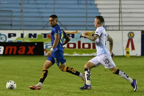 Damián Díaz (d), jugador de Guayaquil City, en acción durante el partido ante Delfín SC, por la tercera fecha de la Liga Ecuabet 2026. Foto: API