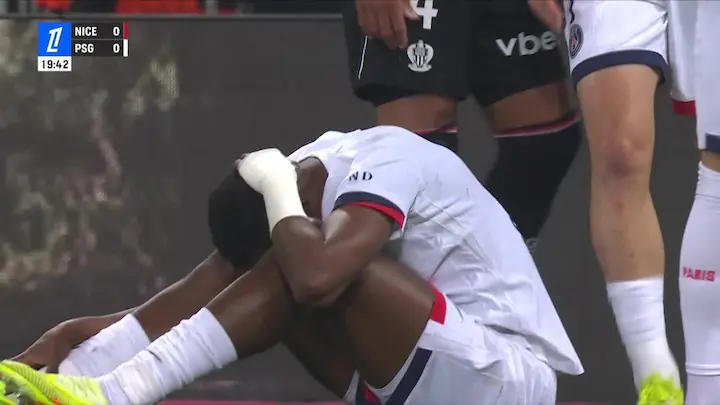 Willian Pacho fue protagonista de una acción polémica tras recibir un golpe en la cabeza ante el Niza. El árbitro perdonó la tarjeta al rival.