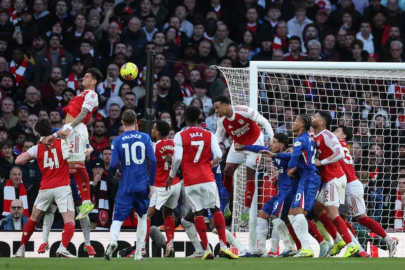 El Arsenal derrotó 2-1 al Chelsea con Piero Hincapié como titular. Moisés Caicedo destacó en un Derby de Londres marcado por el balón parado.