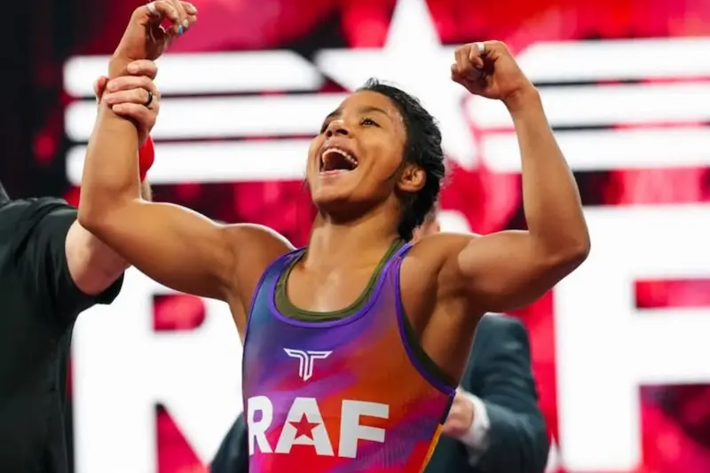 Lucía Yépez celebrando su victoria ante Everest Leydecker en el Mullett Arena.