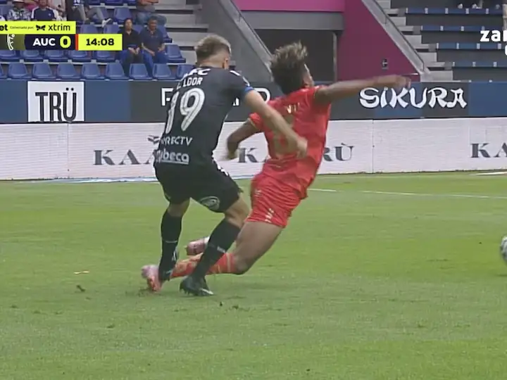 Layan Loor recibió roja directa tras una fuerte entrada sobre Alexander Bolaños en el IDV vs. Aucas.