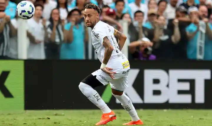 Neymar Jr. sería baja en Santos para enfrentar a Deportivo Cuenca por Copa Sudamericana. Conoce las razones físicas y el reporte desde Brasil.