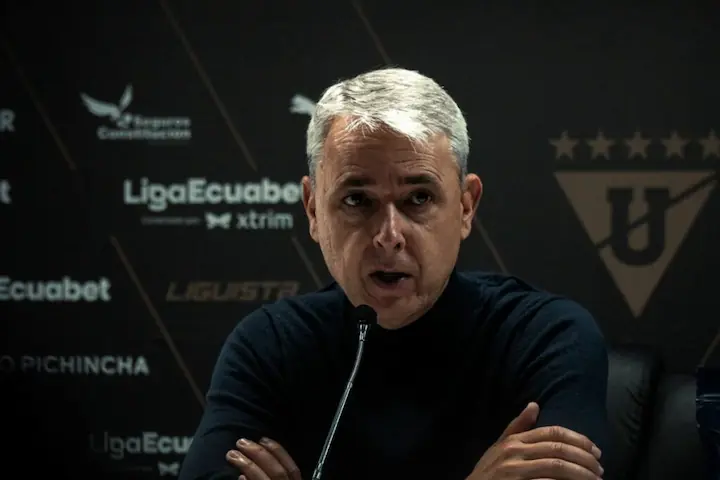 Tiago Nunes, DT de Liga de Quito, arremete contra la LigaPro por el calendario de partidos y denuncia un trato desigual frente a otros clubes.