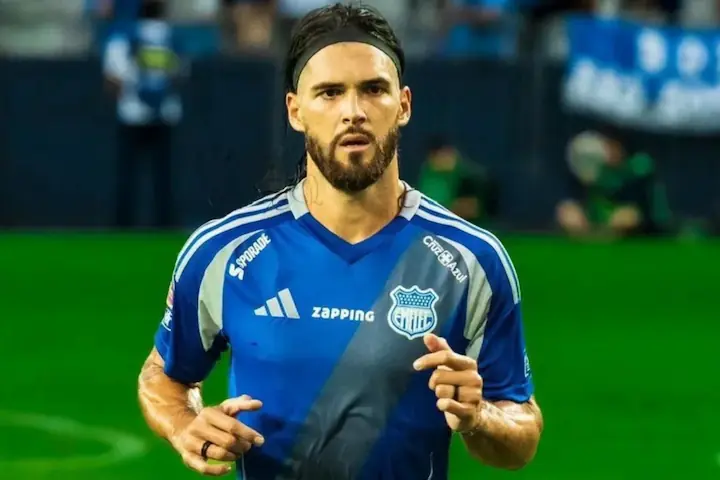 El "Ponchito" sacude el mercado: Facundo Castelli es el nuevo delantero de Mushuc Runa 1 Mushuc Runa SC cierra el fichaje sorpresa de Facundo Castelli.