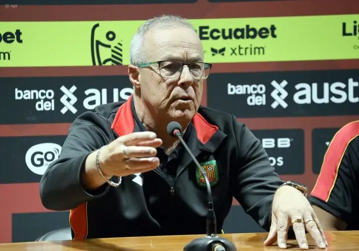 Jorge Célico tras la sanción a Mateo Maccari en Deportivo Cuenca. Denuncia desigualdad de criterios y presión mediática en la decisión.
