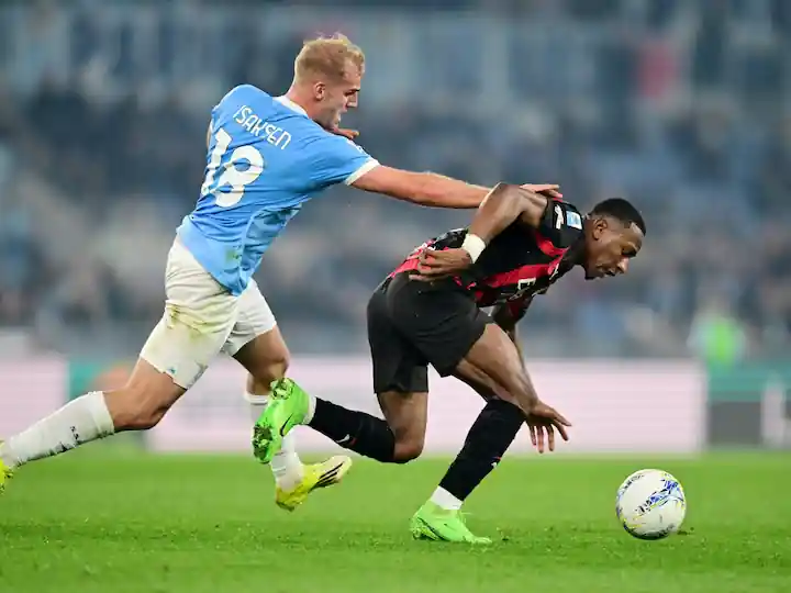 Una caída de Pervis Estupiñán sentencia la derrota del Milan ante Lazio 1 Un error defensivo de Pervis Estupiñán permitió el gol de Gustav Isaksen en la victoria de Lazio 1-0 sobre Milan. El ecuatoriano fue titular en Roma.