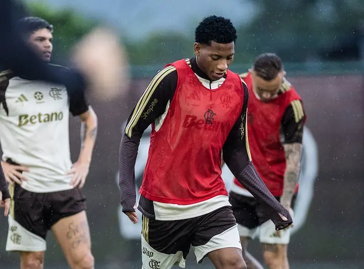 Gonzalo Plata enfrenta críticas de Leonardo Jardim en Flamengo. El DT portugués cuestionó su integración física y táctica tras el duelo ante Corinthians.