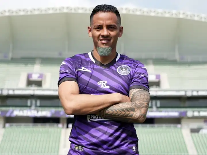Jefferson Intriago luciendo la camiseta del Mazatlán.