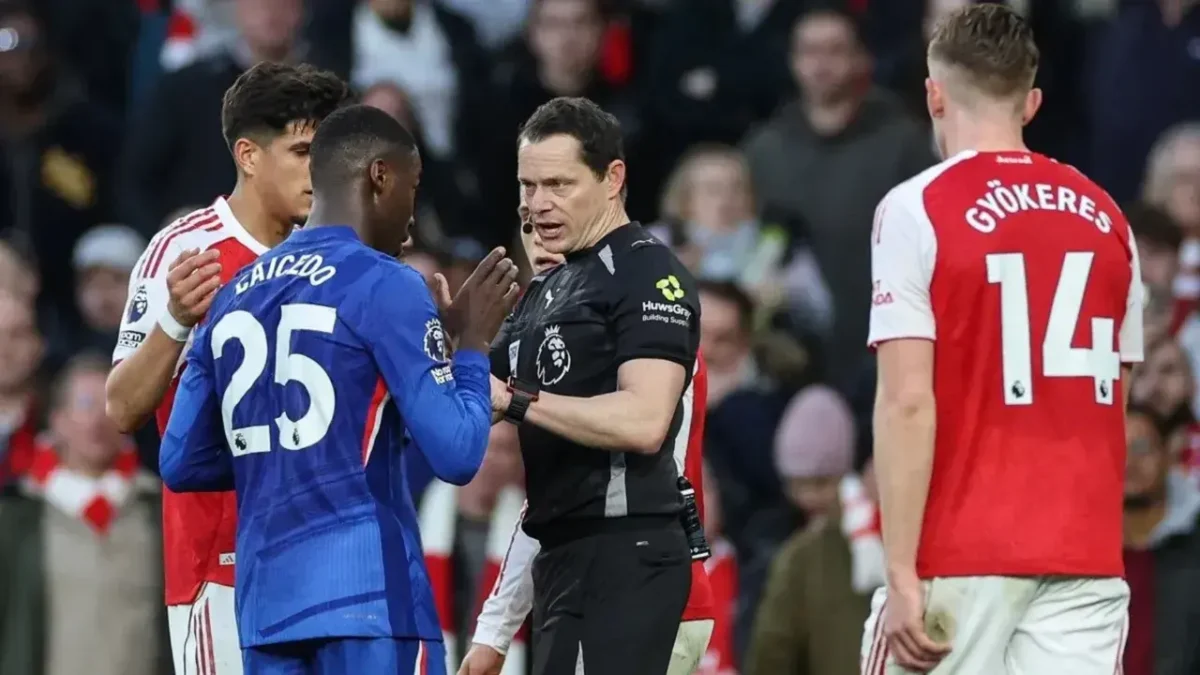 Un nuevo video muestra la tensión entre Piero Hincapié y Moisés Caicedo en el Arsenal vs Chelsea.