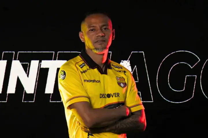 Barcelona SC oficializa a Jefferson Intriago como refuerzo para 2026. El volante llega libre para jugar LigaPro y Copa Libertadores.
