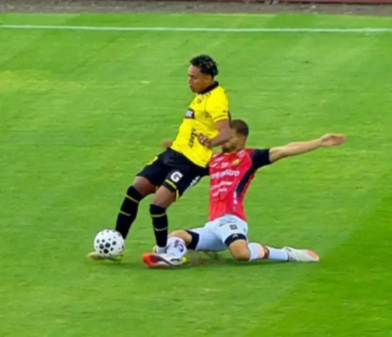 César Farías lamentó la posible fractura de Johan García tras la derrota de Barcelona SC. Conoce las declaraciones del DT sobre el futuro del juvenil.