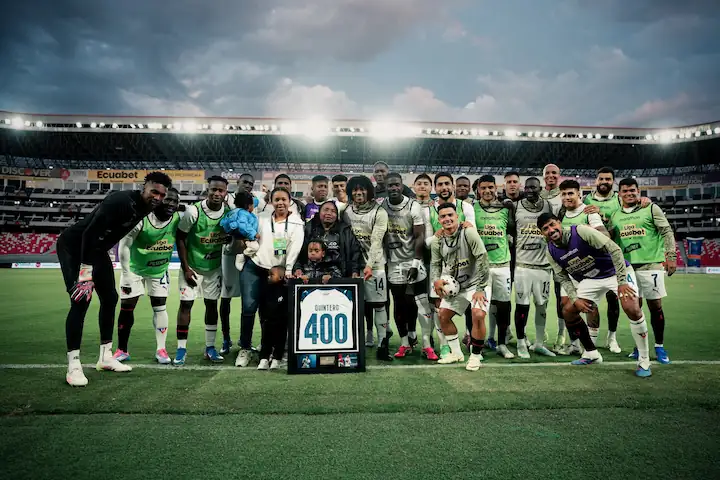 Liga de Quito homenajeó a José 'Choclo' Quintero por sus 400 partidos.