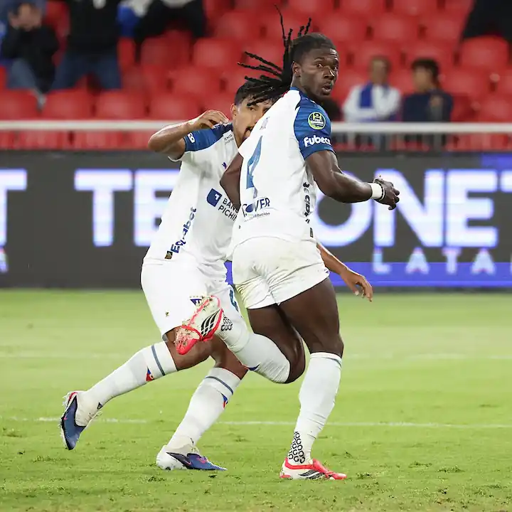 Liga de Quito venció 1-0 a Manta FC con gol de Ricardo Adé. El VAR anuló el empate visitante y los albos ya son terceros en la LigaPro 2026.