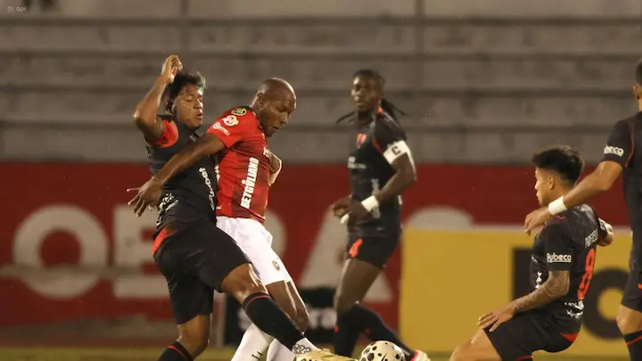 Liga de Quito se impuso 0-2 ante Leones FC en el estadio Olímpico de Ibarra, en un compromiso correspondiente a la fecha 5 de la LigaPro. El conjunto ‘albo’ logró sacar ventaja en un duelo disputado y terminó asegurando el triunfo en los minutos finales.