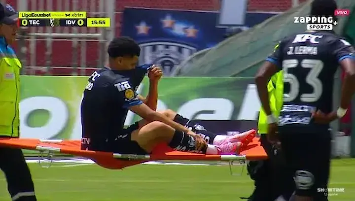 Patrik Mercado retirándose lesionado y en camilla en el partido ante Técnico Universitario.