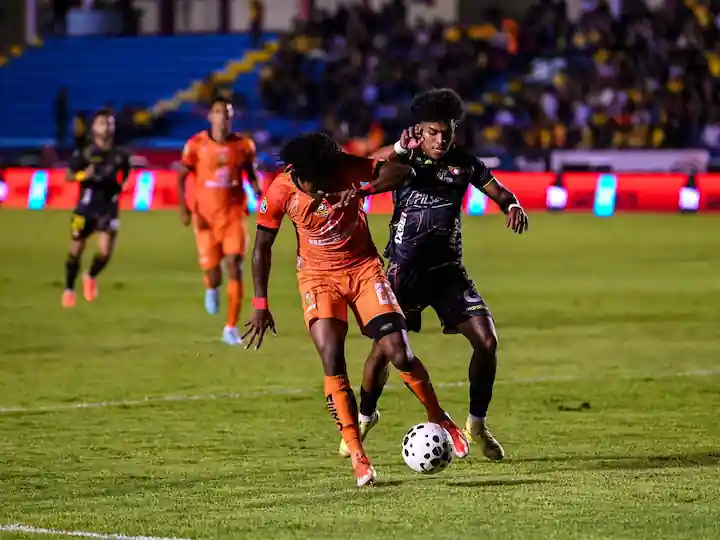 Libertad FC y Barcelona SC igualaron sin goles en Loja por la fecha 5. José David Contreras fue la figura del empate en el Estadio Reina del Cisne.