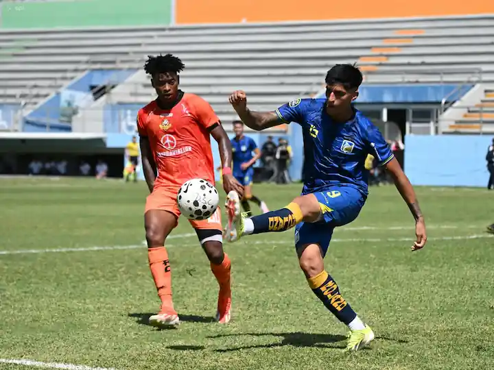 Delfín SC y Libertad FC igualaron 0-0 en Manta. Los lojanos suman un punto clave para subir al tercer puesto, mientras el Cetáceo se queda en la séptima posición.