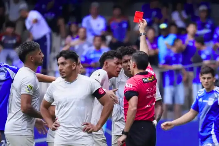 Ángel Mena fue expulsado a los 5 minutos del Emelec vs. Orense tras un golpe a Leguizamón. El VAR confirmó la roja directa en el Estadio Capwell.