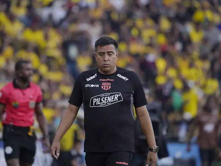 César Farías confirmó que la taquilla del Clásico del Astillero fue incautada por deudas con el SRI. Barcelona SC enfrenta una crisis financiera pese al triunfo.