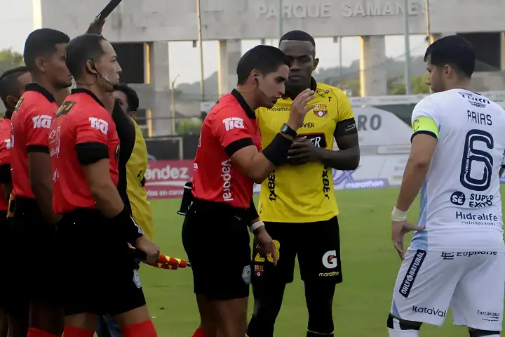 Controversia en el Chucho Benítez. El VAR negó un penal a favor de BSC tras una mano de Guayaquil City al minuto 55.