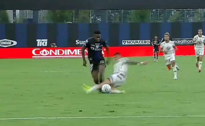 El arrepentimiento de Brian Negro: Fair play tras el duro choque ante Independiente del Valle 1 La falta de Brian Negro sobre Jean Arroyo.