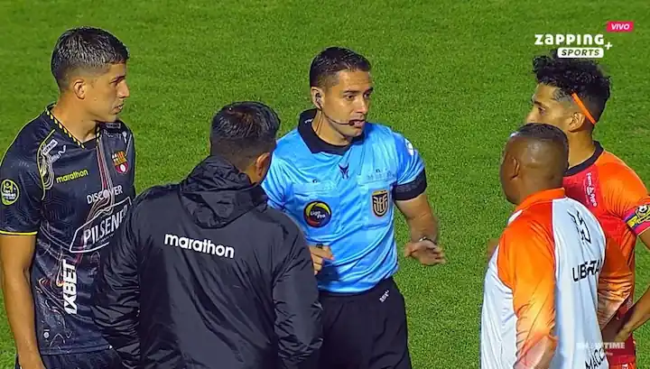 El partido entre Libertad de Loja ante Barcelona SC se juega sin VAR. El árbitro se los comunicó a los capitanes y DT de ambos equipos.