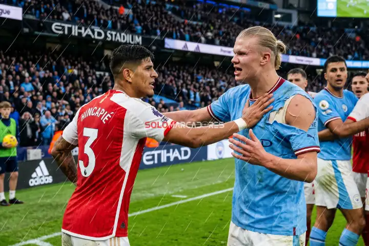 El picante cruce entre Piero Hincapié y Erling Haaland: Empujón y camiseta rota 23 Piero Hincapié encaró a Erling Haaland en un picante cruce durante el Manchester City vs Arsenal. El ecuatoriano no se achicó tras la rotura de la camiseta del noruego.