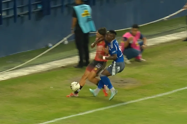 La verdad tras el VAR: Los audios que sentenciaron a Segura en el Capwell 1 FEF y LigaPro publican los audios del VAR del Emelec vs. Deportivo Cuenca. Conoce la verdad tras la expulsión de Segura y la derrota azul en el Capwell.