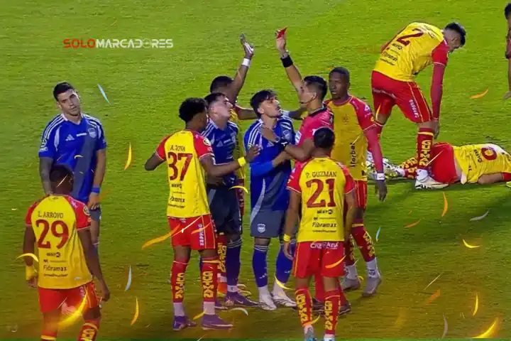 Vicente Sánchez, tras la derrota ante Aucas 24 Vicente Sánchez analizó la derrota de Emelec ante Aucas. El DT destacó la garra de su equipo tras la expulsión de Nápoli en la altura de Quito.