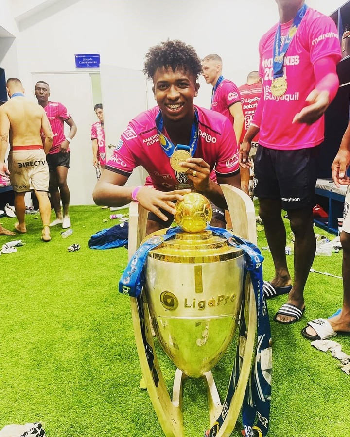 Willian Pacho hace historia en Francia: Todos los títulos de Willian Pacho en su carrera 24 Willian Pacho, campeón en IDV.