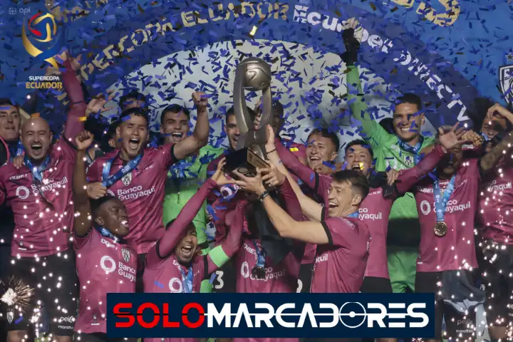Independiente del Valle impone su jerarquía y reina en la Supercopa Ecuador 24 Independiente del Valle venció 3-0 a Universidad Católica con goles de Sornoza, Carabajal y Briones para coronarse campeón de la Supercopa Ecuador.