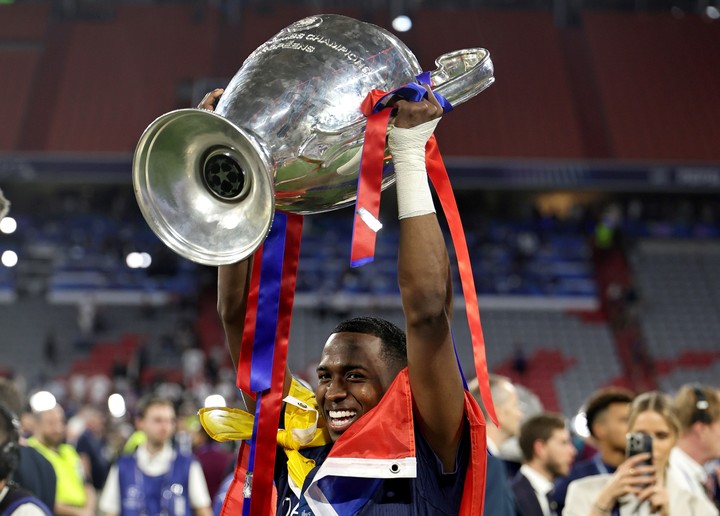 Willian Pacho hace historia en Francia: Todos los títulos de Willian Pacho en su carrera 26 Pacho con el título de la Champions League. (EFE)