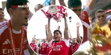 El blooper que casi se repite: La broma de Ben White a Piero Hincapié con el trofeo de la Premier 5 Ben White le hizo una divertida broma a Piero Hincapié al levantar el trofeo de la Premier League con el Arsenal, recordando su viral ante Burnley.