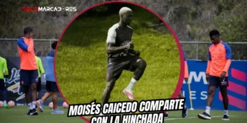 Moisés Caicedo se quedó firmando autógrafos y tomándose fotos con los hinchas ecuatorianos tras la práctica abierta de La Tri en Columbus.