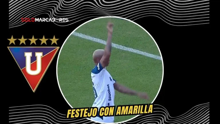 Deyverson festejó simulando el VAR tras anotar con Liga de Quito en Copa Ecuador. Recibió tarjeta amarilla tras su protesta ante Manta FC.