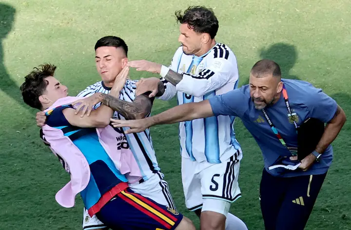 Dura respuesta legal: La AFA no acepta el castigo y va al Comité de Apelación de la FIFA 23 La AFA apelará ante la FIFA las suspensiones a Paredes, Molina, Almada y Ayala, multas y la clausura del 50 % del estadio tras el Mundial 2026.