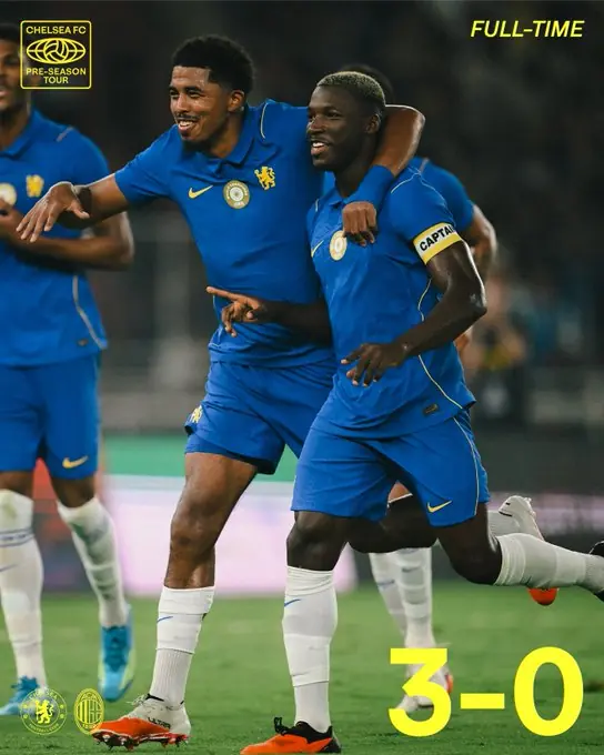 La genialidad de Moisés Caicedo que selló el título del Chelsea ante el AC Milan en Indonesia 22 Moisés Caicedo lideró como capitán la victoria 3-0 del Chelsea ante el AC Milan de Pervis Estupiñán, anotando un golazo en la Supercopa de Indonesia.