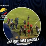 Lluvia de objetos contra la terna arbitral tras la clasificación de Barcelona SC en Portoviejo 4 Afición de Liga de Portoviejo lanzó objetos a los árbitros tras la clasificación de Barcelona SC en la Copa Ecuador. El club enfrenta sanciones.