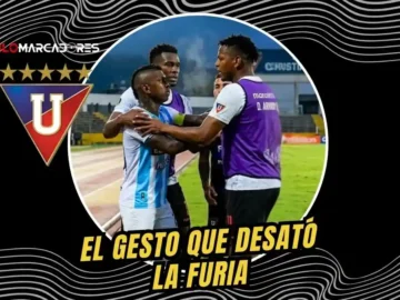 Fuerte encontrón entre Estrada y Bolaños en el Guayaquil City vs. Liga de Quito. Estrada fue amonestado por encarar al atacante local.