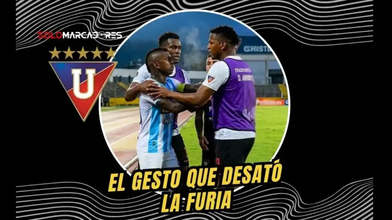 Fuerte encontrón entre Estrada y Bolaños en el Guayaquil City vs. Liga de Quito. Estrada fue amonestado por encarar al atacante local.