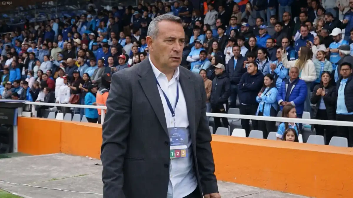 Jorge Salazar: 'Sanguinetti Tiene Nuestro Respaldo, Es Totalmente Falso Que Su Continuidad Dependa De LDU' 22 El presidente de Macará, Jorge Salazar, respalda a Guillermo Sanguinetti, confirma la compra de Posse y Campana y la reducción del déficit.