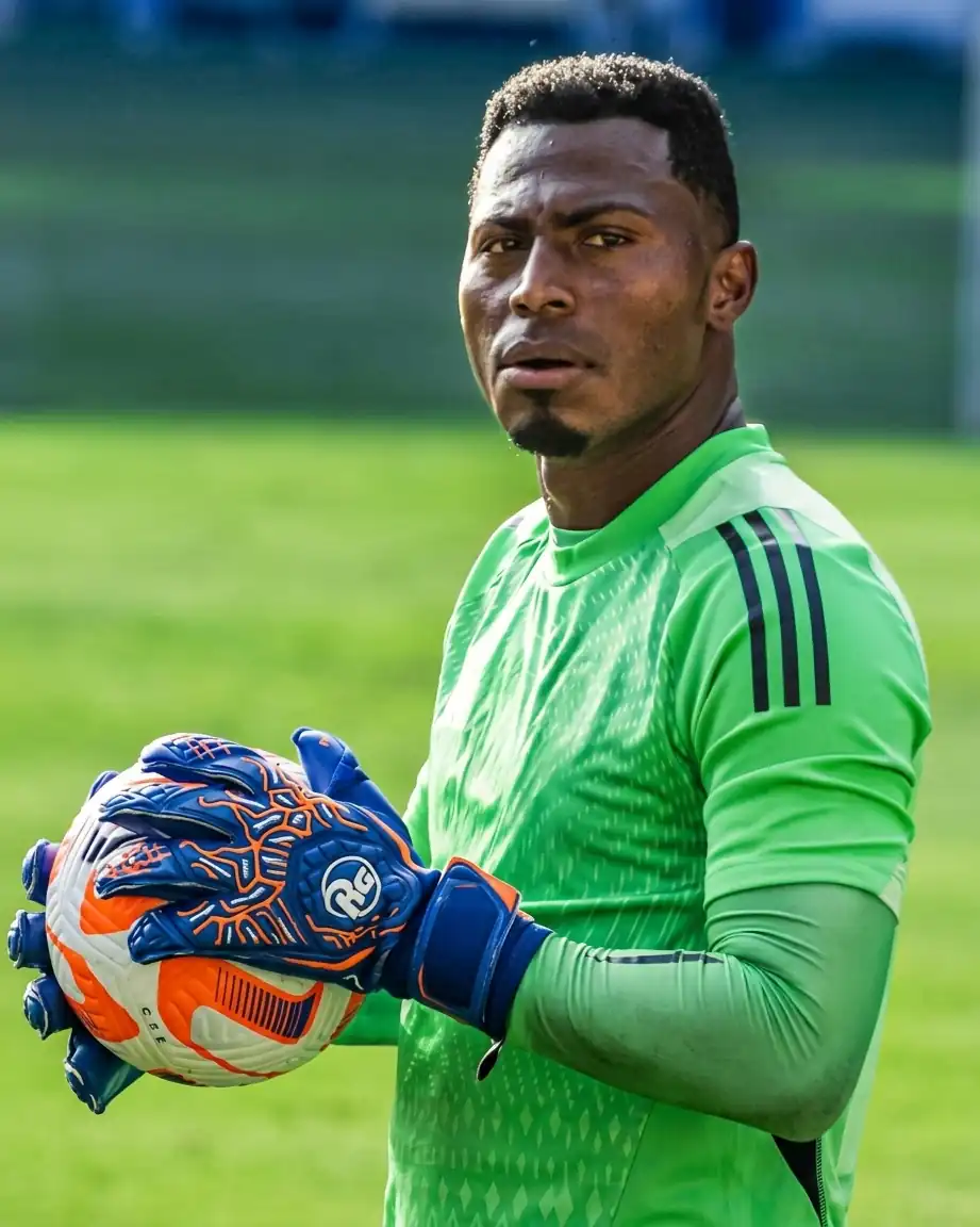 ¿Se acaba la era de Pedro Ortiz en Emelec? El contrato vence y no hay negociaciones a la vista 23 El contrato de Pedro Ortiz con Emelec finaliza y la directiva no ha iniciado charlas de renovación. Conoce los números del arquero azul.